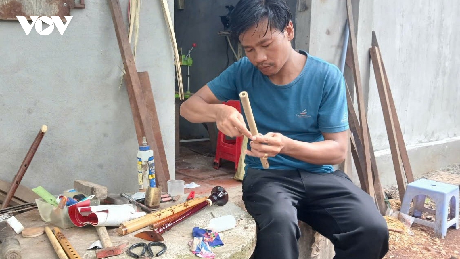 Nghệ nhân trẻ đam mê chế tác nhạc cụ Khmer